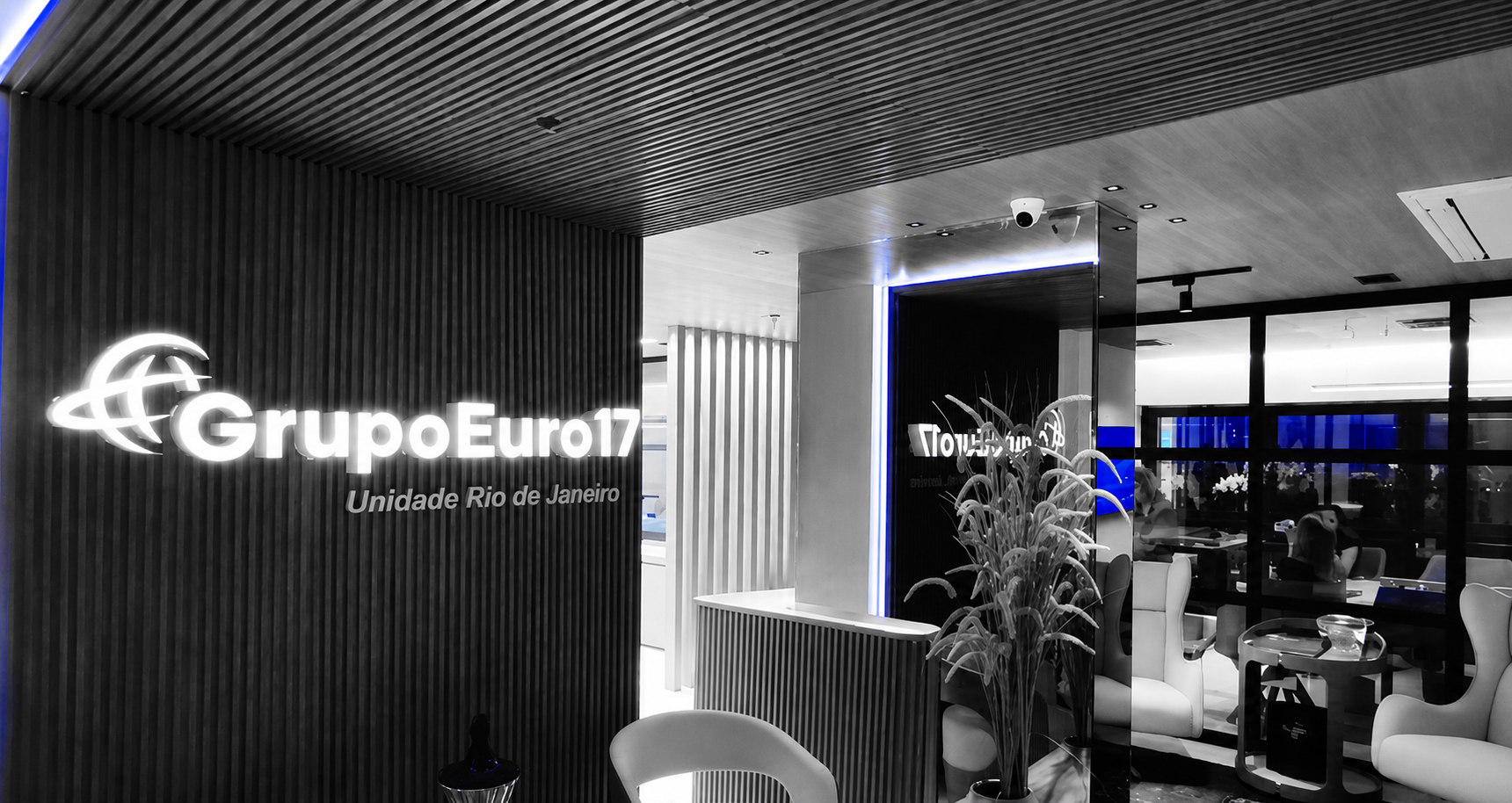 Sede do Grupo Euro17 no Rio de Janeiro em preto e branco, com detalhes em azul, em notícia sobre atrasos da Euro Securitizadora.