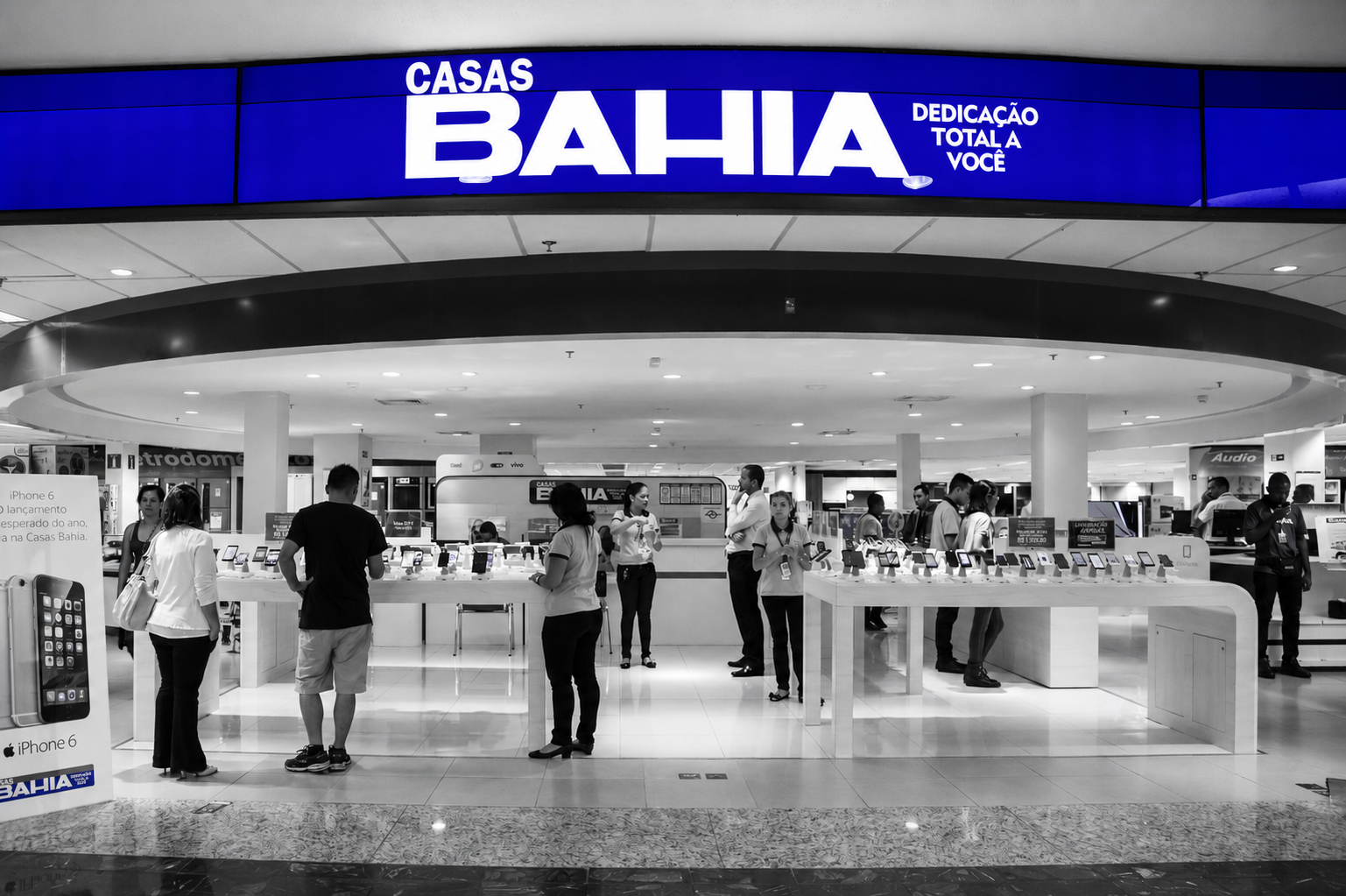 Loja da Casas Bahia em preto e branco, com fachada azul, em notícia sobre dívida de R$ 4,8 bilhões no mercado de capitais.